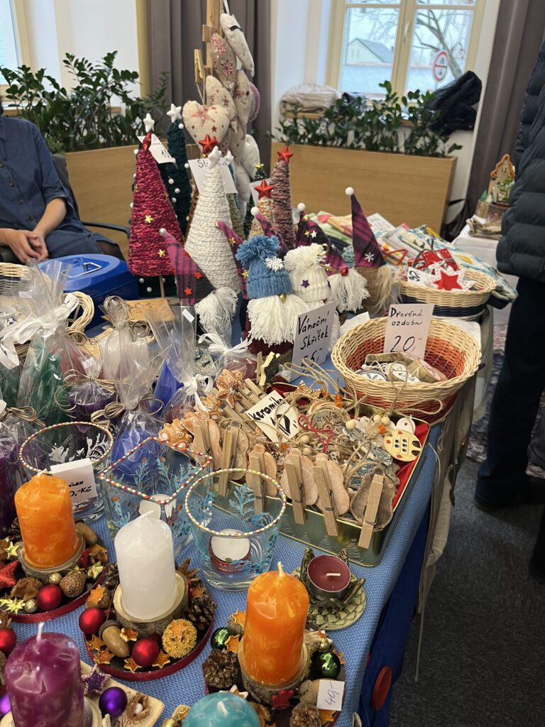 Adventní prodejní výstava výrobků klientů poskytovatelů sociálních služeb v Pardubickém kraji 2025